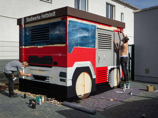 Vorbereitung des Graffiti des Stromhäuschens welches als Feuerwehrauto bemalt wurde