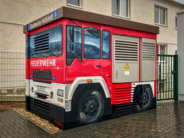 Stromhäuschen welches als Feuerwehrauto bemalt wurde